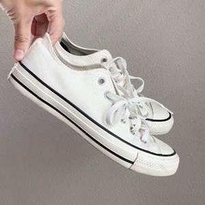 Chuck Taylor off white low rise converse